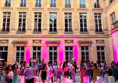 Bâtiment de style haussmanien de 3 étages vu depuis la cour intérieure d'une entreprise dans le cadre d'un événement professionnel