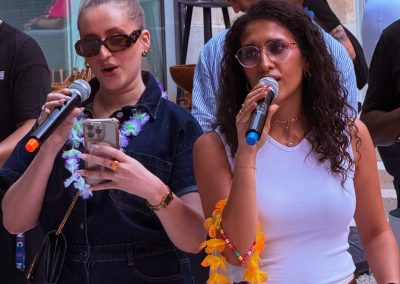 Deux collaboratrices chantent. lors d'un karaoké Many Events