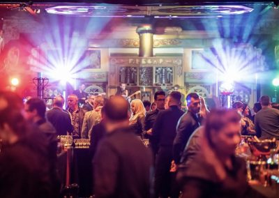 900 collaborateurs lors d'une soirée d'entreprise devant une scène éclairée sur laquelle se produit un groupe de musique