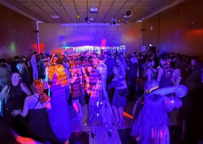 Environ 300 étudiants dansent sur le dancefloor animé par Many Events