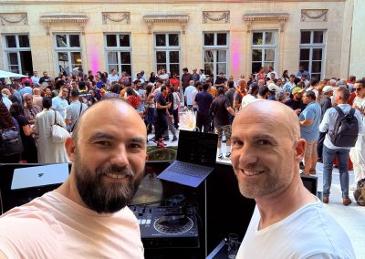 DJ soirée d'entreprise Many Events et animateur font un selfie durant un événement professionnel