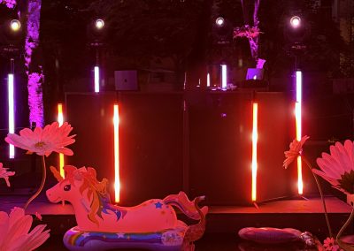 Installation du poste de DJ Many Events pour une soirée d'entreprise avec éclairages tube à led rouge et 4 lyres motorisés