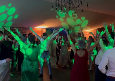 Les invités de mariage dansent sur le dancefloor en feu par Many Events