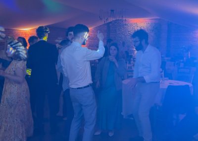 Soirée dansante Many Events les invités dansent sur le dancefloor