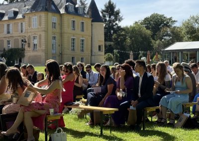 Les invités sont installés devant le château pour la cérémonie laïque par Many Events