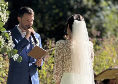 Cérémonie laïque par Many Events le marié lit son discours à la mariée