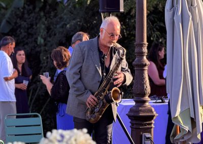 Saxophoniste durant le cocktail d'un mariage Many Events