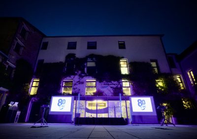 Installation dans le cadre d'une soirée d'entreprise avec sonorisation et deux vidéoprojecteurs et écrans, de nuit