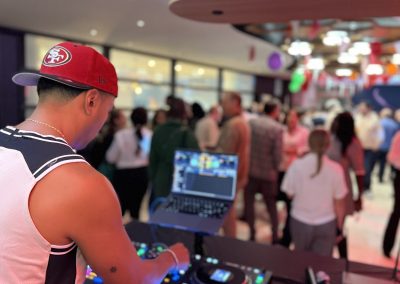 DJ Raflow en train de mixer pour Many Events dans le cadre d'une soirée d'entreprise