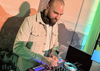 DJ d'entreprise Many Events en train de mixer