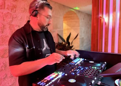 DJ Many Events en soirée d'entreprise en train de mixer